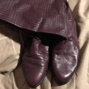 Maroon boot in good used condition